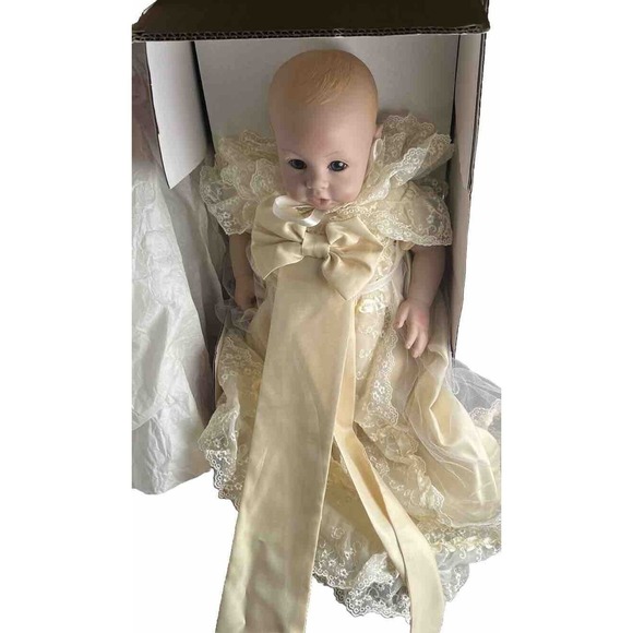 COMMEMORATIVE ADDITION VINYL ROYAL DOLL 2013 Item RD01 - Picture 9 of 16